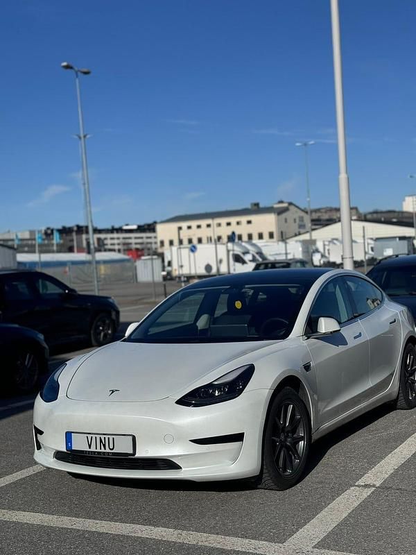 Begagnad Tesla Model 3 Standard Range Plus 239 kW (325 HK) 2020 Sedan