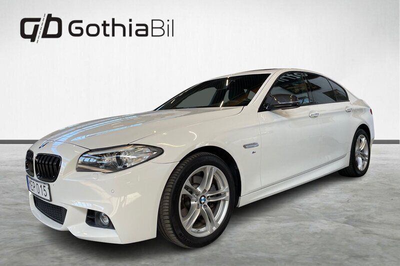 Vit Begagnad 2015 BMW 520 M Sport Sedan | 259 900 kr - Bild 1/4