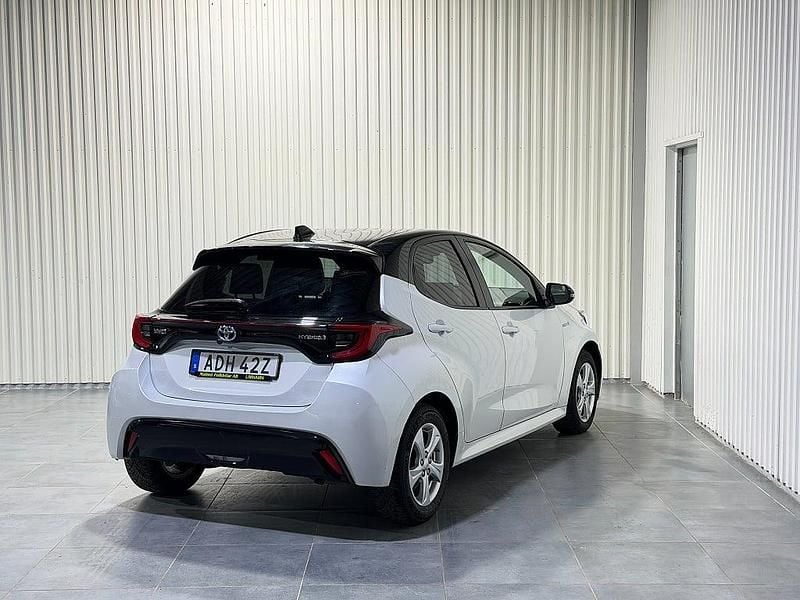 Begagnad Toyota Yaris Hybrid Style 116 HK (85 kW) 2020 Vit Halvkombi