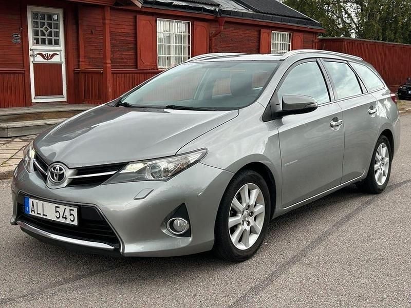 Ljusgrå Begagnad 2013 Toyota Auris Touring Sports Kombi | 74 900 kr (Marknadspris) - Bild 1/4