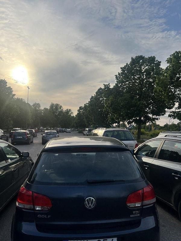 Grå Begagnad 2011 VW Golf VI Halvkombi | 50 000 kr (Bra pris) - Bild 1/4