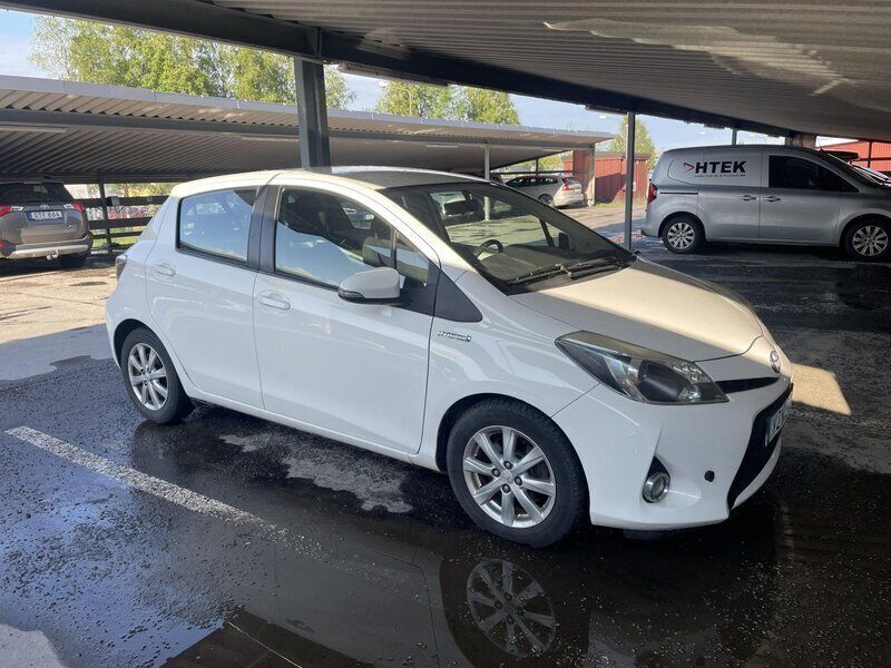 Vit Begagnad 2013 Toyota Yaris Hybrid Halvkombi | 70 000 kr (Marknadspris) - Bild 1/2