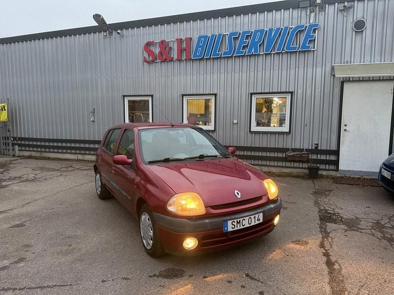Mörkröd Begagnad 2001 Renault Clio II Halvkombi | 13 900 kr (Marknadspris) - Bild 1/4
