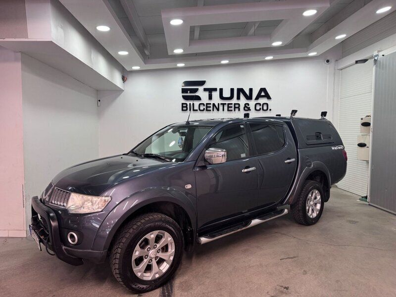 Grå Begagnad 2010 Mitsubishi L200 Pickup | 99 900 kr (Marknadspris) - Bild 1/4