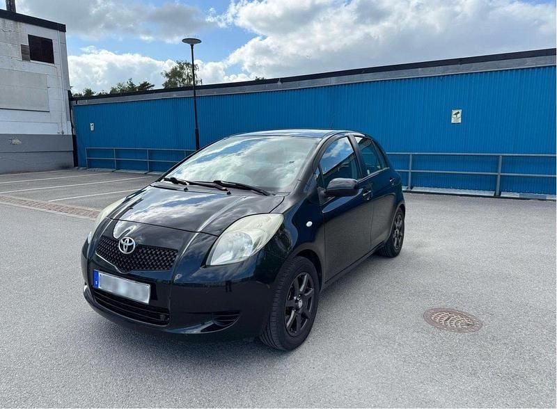 Svart Begagnad 2006 Toyota Yaris Halvkombi | 35 000 kr (Marknadspris) - Bild 1/4