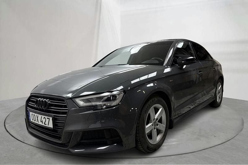 Grå Begagnad 2017 Audi A3 S-Line Sedan | 172 500 kr (Marknadspris) - Bild 1/4