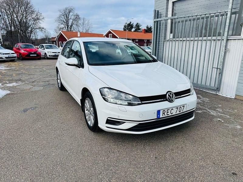 Vit Begagnad 2018 VW Golf VII Halvkombi | 129 900 kr (Marknadspris) - Bild 1/4