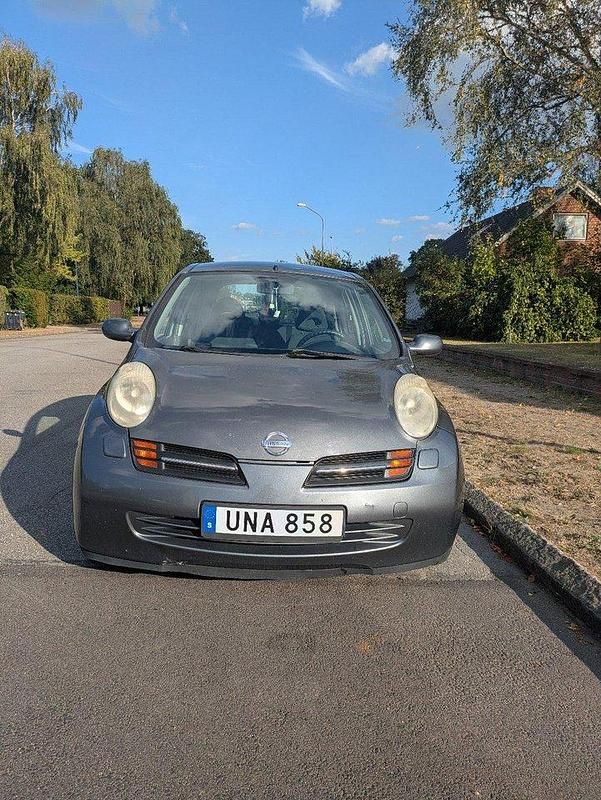 Grå Begagnad 2003 Nissan Micra Halvkombi | 16 500 kr (Lite dyr) - Bild 1/4
