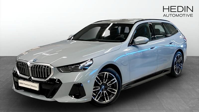 Grå (grey) Begagnad 2025 BMW 530e Comfort Edition Kombi | 658 700 kr (Superpris) - Bild 1/4