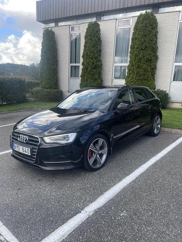 Svart Begagnad 2014 Audi A3 Sportback Attraction Halvkombi | 89 500 kr (Marknadspris) - Bild 1/4