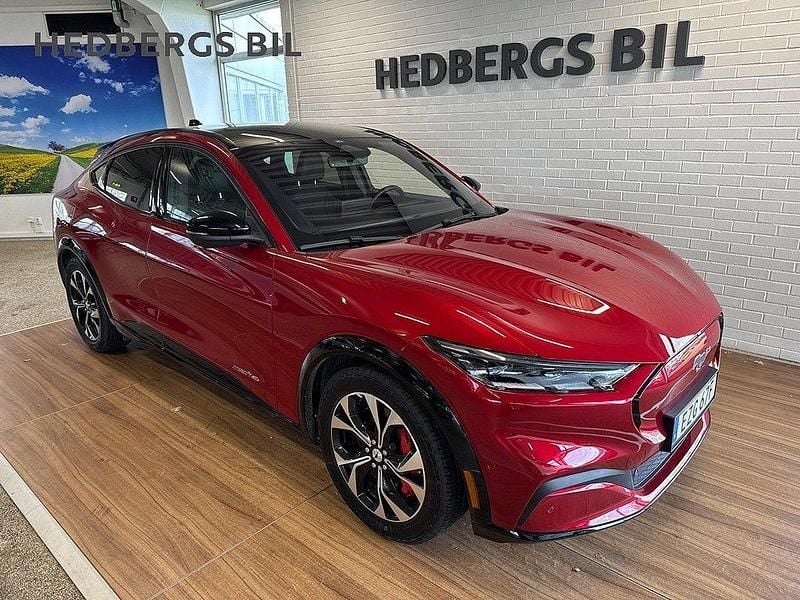 Röd Begagnad 2022 Ford Mustang Mach-E Standard Range SUV | 329 900 kr (Marknadspris) - Bild 1/4