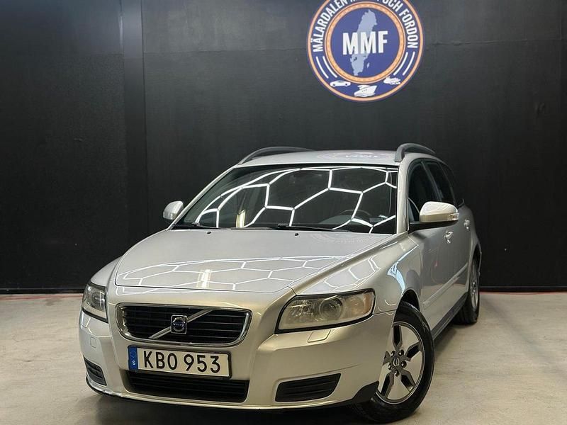 Ljusgrå (grå) Begagnad 2010 Volvo V50 Kinetic Kombi | 44 800 kr (Marknadspris) - Bild 1/4