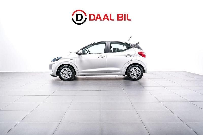 Vit Begagnad 2020 Hyundai i10 Halvkombi | 122 700 kr (Marknadspris) - Bild 1/4