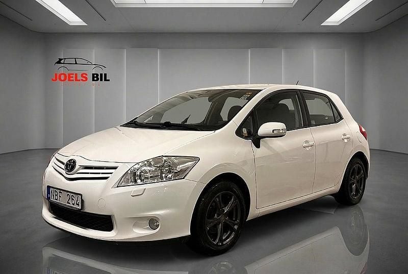 Begagnad Toyota Auris Plus 132 HK (97 kW) 2012 Vit Halvkombi