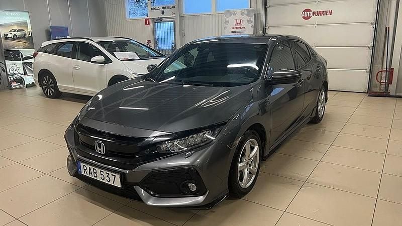 Polished metal Begagnad 2017 Honda Civic Sport Halvkombi | 169 500 kr (Marknadspris) - Bild 1/4