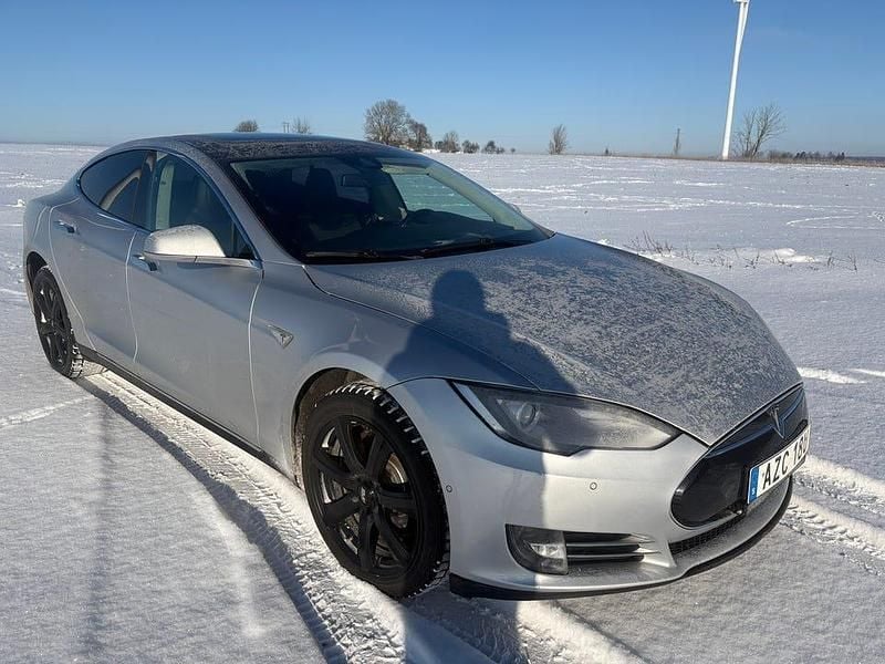 Begagnad Tesla Model S 311 kW (423 HK) 2015 Silver Halvkombi