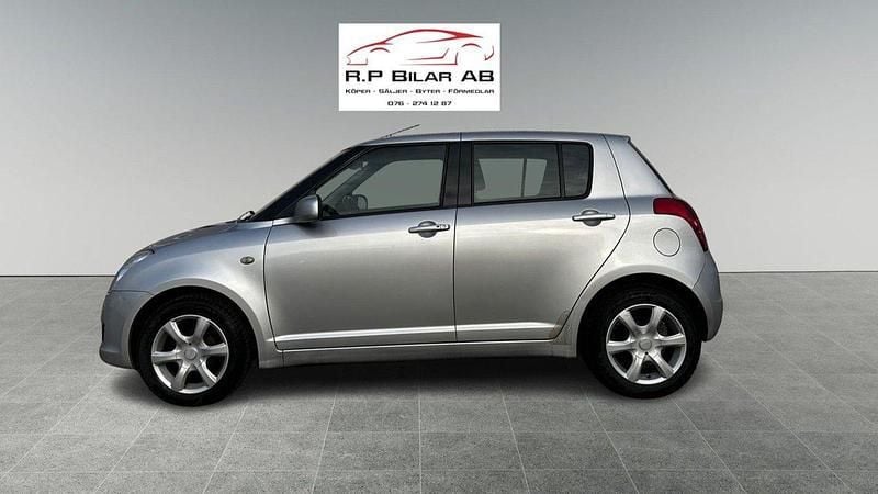 Grå Begagnad 2009 Suzuki Swift Halvkombi | 35 000 kr (Marknadspris) - Bild 1/4