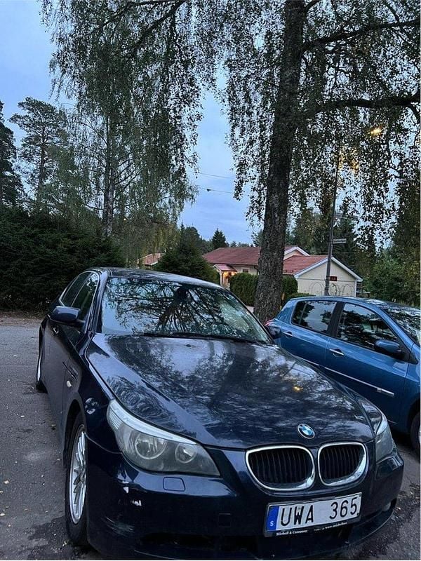 Blå Begagnad 2004 BMW 520 Sedan | 25 000 kr (Bra pris) - Bild 1/4