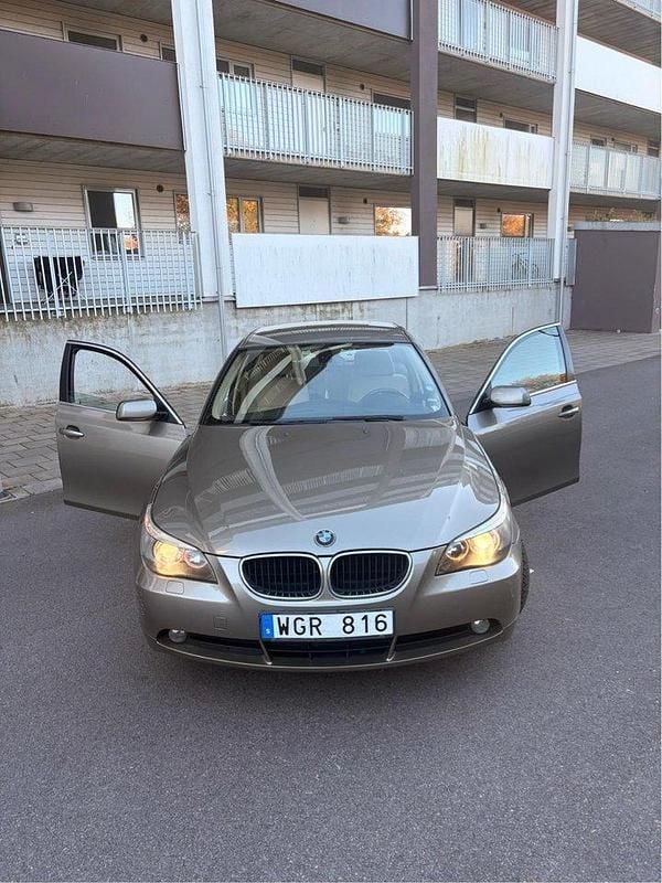 Grön Begagnad 2005 BMW 520 Sedan | 47 000 kr (Marknadspris) - Bild 1/4