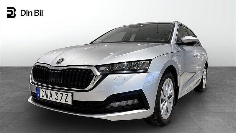 Ljusgrå Begagnad 2023 Skoda Octavia Ambition Kombi | 329 900 kr (Marknadspris) - Bild 1/4