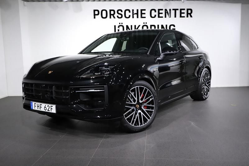 Svart (black) Ny 2025 Porsche Cayenne S E-Hybrid Coupe Sportkupé | 1 616 800 kr - Bild 1/4