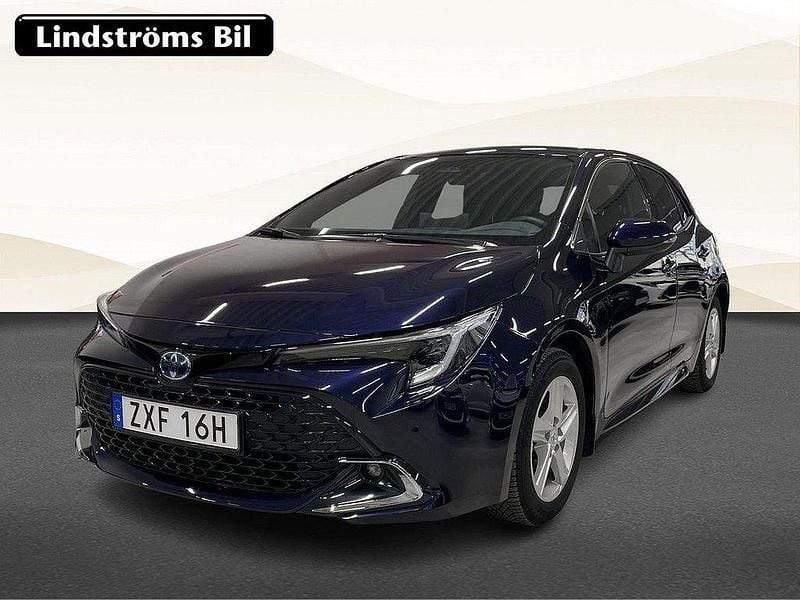 Mörkblå Begagnad 2024 Toyota Corolla Hybrid Style Halvkombi | 329 900 kr (Marknadspris) - Bild 1/4