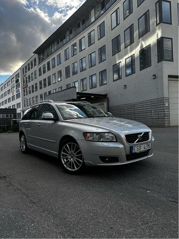 Grå Begagnad 2010 Volvo V50 Summum Kombi | 105 000 kr (Lite dyr) - Bild 1/4