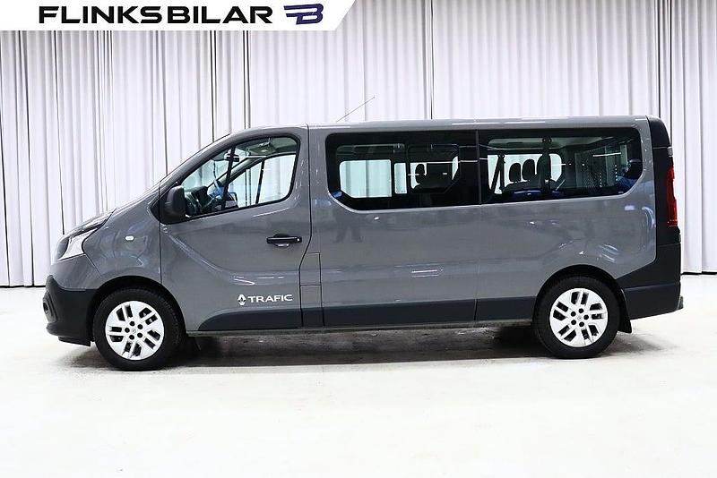 Betonggrå Begagnad 2017 Renault Trafic Minibuss | 248 750 kr - Bild 1/4