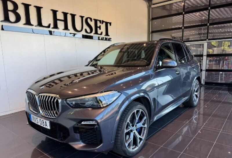 Grå Begagnad 2019 BMW X5 M Sport SUV | 539 900 kr (Marknadspris) - Bild 1/4