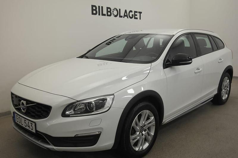 Vit Begagnad 2016 Volvo V60 CC Business Edition Kombi | 199 800 kr (Marknadspris) - Bild 1/4