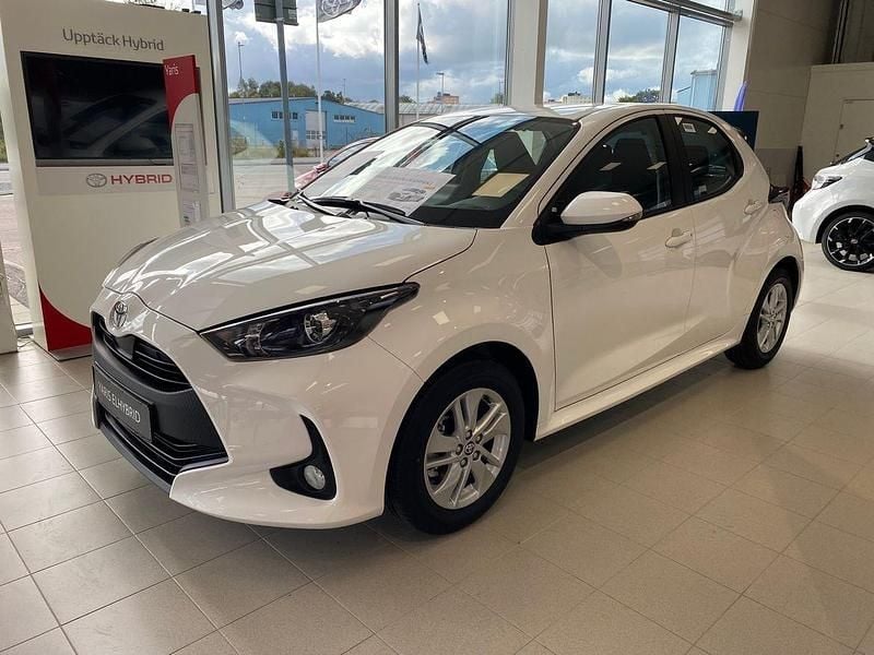 Vit Ny 2025 Toyota Yaris Hybrid Active Halvkombi | 259 900 kr (Bra pris) - Bild 1/4