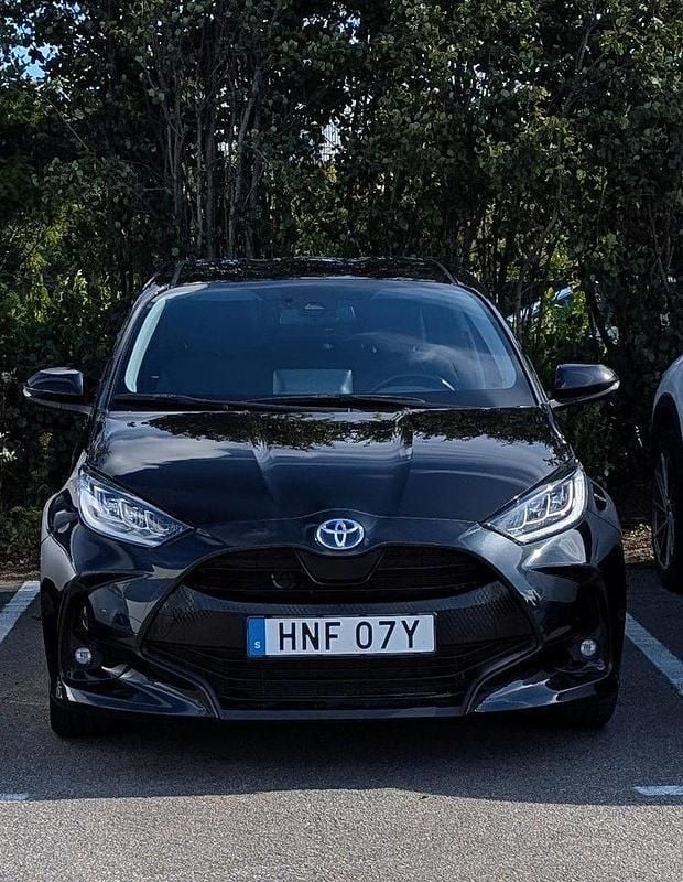 Svart Begagnad 2022 Toyota Yaris Hybrid Active Halvkombi | 249 500 kr (Dyr) - Bild 1/4