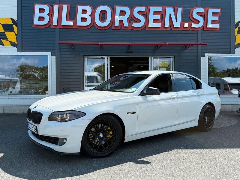 Vit Begagnad 2011 BMW 520 Sedan | 99 000 kr (Marknadspris) - Bild 1/4