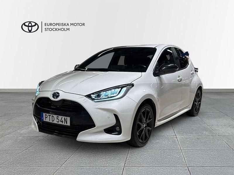 Vit Begagnad 2023 Toyota Yaris Hybrid Style Halvkombi | 249 900 kr (Marknadspris) - Bild 1/4