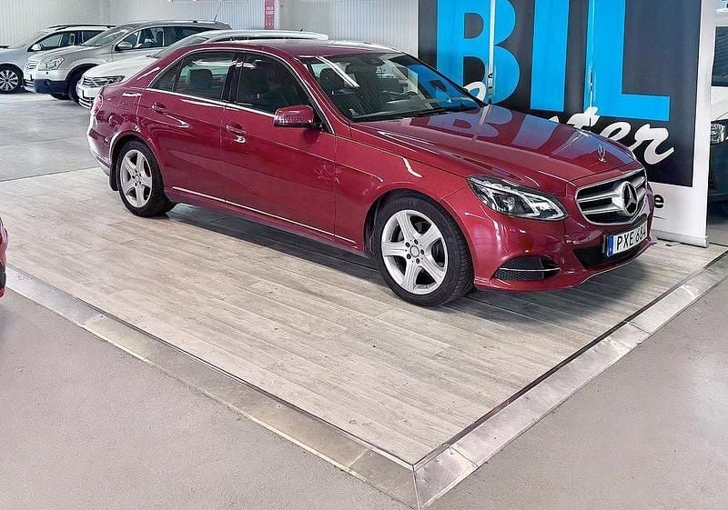 Röd Begagnad 2015 Mercedes E220 Avantgarde Sedan | 189 000 kr (Marknadspris) - Bild 1/4