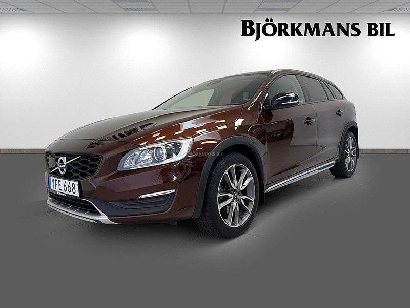 Brun Begagnad 2016 Volvo V60 CC Summum Kombi | 239 000 kr (Marknadspris) - Bild 1/4