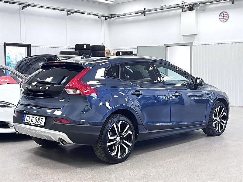 Begagnad Volvo V40 Summum 150 HK (110 kW) 2016 Mörkblå Halvkombi