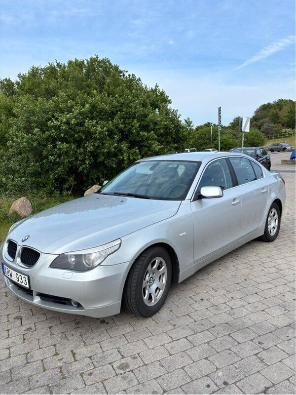 Silver Begagnad 2004 BMW 530 Sedan | 74 000 kr (Marknadspris) - Bild 1/4