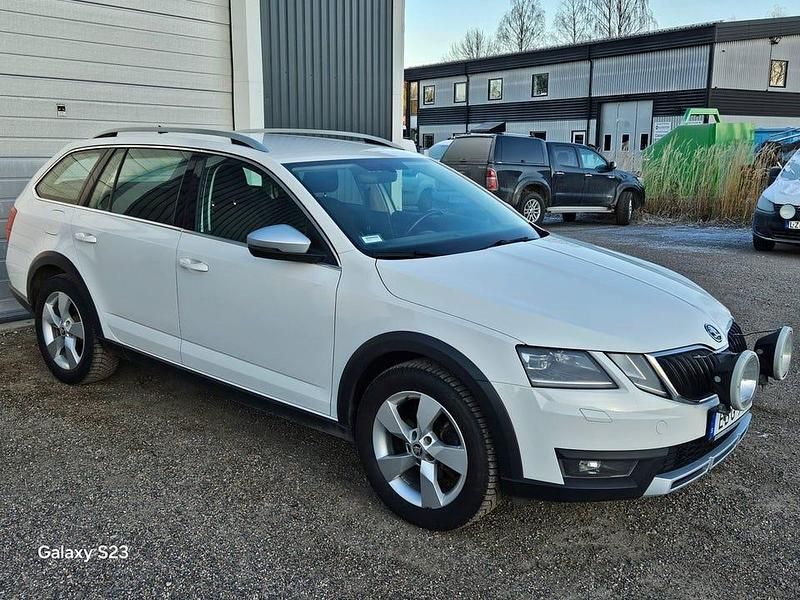 Vit Begagnad 2018 Skoda Octavia Scout Kombi | 159 000 kr (Marknadspris) - Bild 1/4