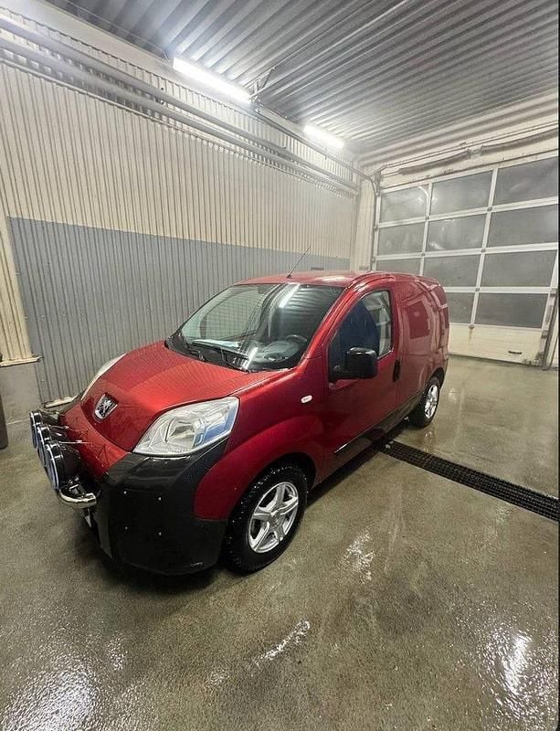 Begagnad Peugeot Bipper 68 HK (50 kW) 2008 Röd Minibuss
