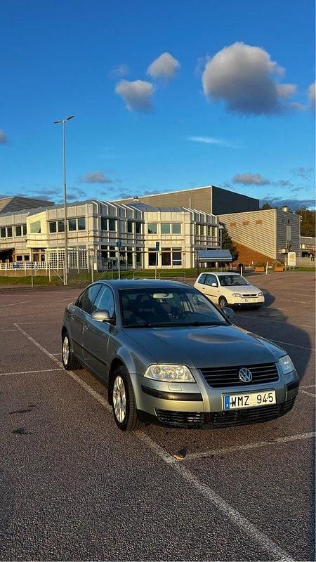 Grå Begagnad 2005 VW Passat Trendline Sedan | 20 000 kr (Bra pris) - Bild 1/4