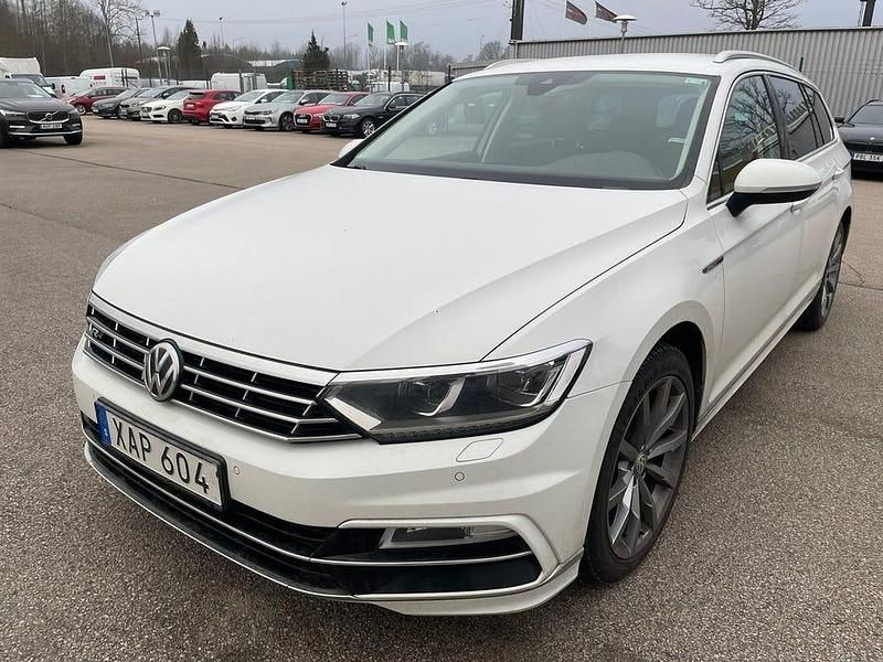 Vit Begagnad 2019 VW Passat R-line Kombi | 259 000 kr (Lite dyr) - Bild 1/2