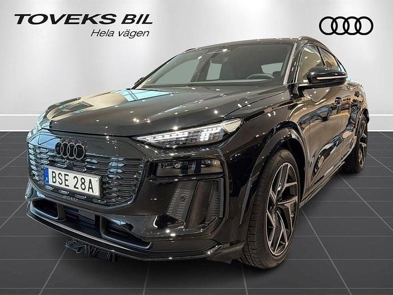 Svart Ny 2025 Audi Q6 Sportback e-tron S-Line SUV | 1 029 600 kr - Bild 1/4