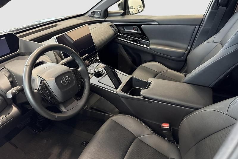 Begagnad Toyota bZ4X Executive 2023 Silver SUV