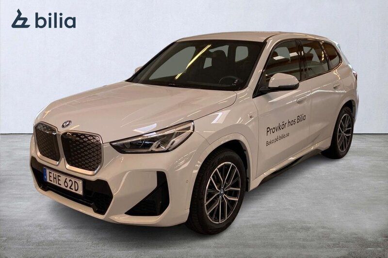 Vit Begagnad 2025 BMW iX1 M Sport SUV | 479 000 kr - Bild 1/4