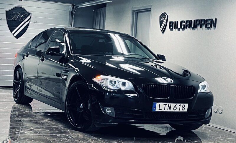Svart Begagnad 2011 BMW 520 Sedan | 99 900 kr (Lite dyr) - Bild 1/4