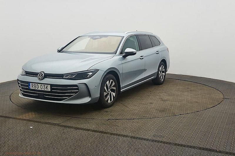 Silver Begagnad 2024 VW Passat Business Kombi | 344 900 kr (Marknadspris) - Bild 1/4