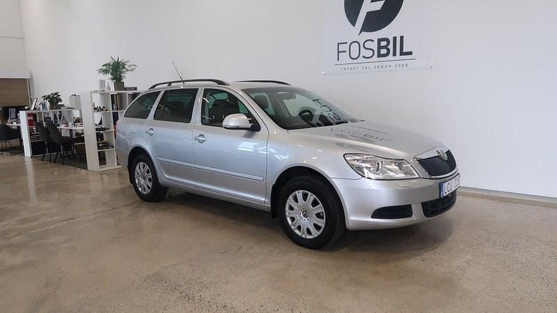 Silver Begagnad 2010 Skoda Octavia Ambiente Kombi | 74 900 kr (Marknadspris) - Bild 1/3
