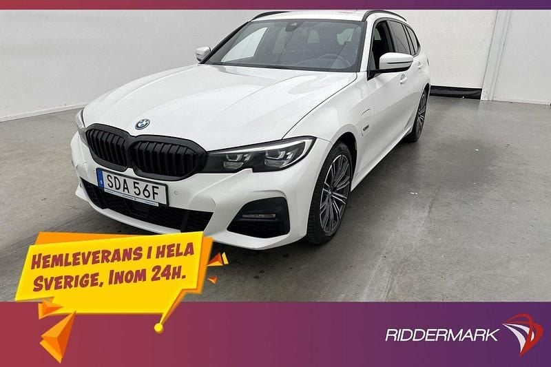 Vit Begagnad 2021 BMW 330e M Sport Kombi | 328 900 kr (Bra pris) - Bild 1/3