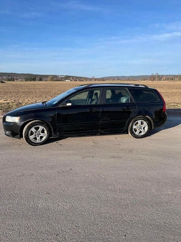 Svart Begagnad 2010 Volvo V50 Momentum Kombi | 25 000 kr (Superpris) - Bild 1/4